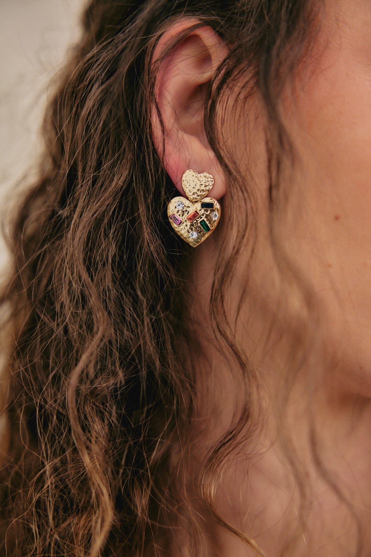 עגילי לב משובצים